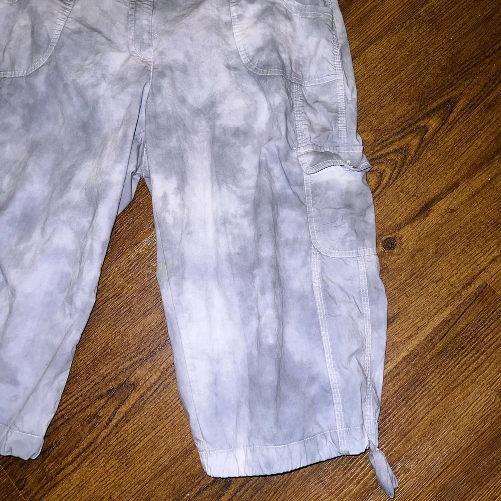 LAST CALL Laura Scott Gray Marbled Retro Lightweight Cargo Capri Pants Size 14 - Picture 3 of 12